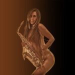 Mujer posando con saxofón en un ambiente cálido, representando la fiesta temática “Jueves Oscuro” de Open-Minded Club Valencia.