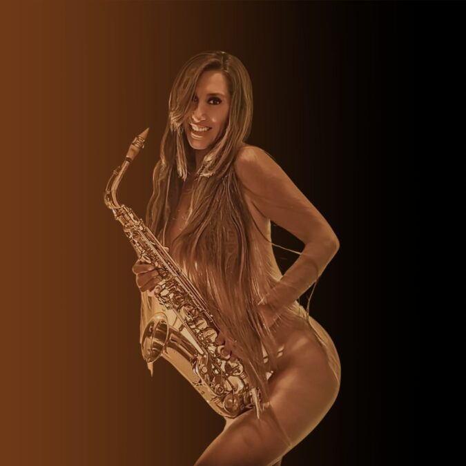 Mujer posando con saxofón en un ambiente cálido, representando la fiesta temática “Jueves Oscuro” de Open-Minded Club Valencia.