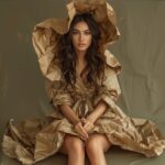 Mujer posando con un vestido hecho de papel , mostrando creatividad y estilo en la fiesta “Everything But Clothes” en OPEN-MINDED Valencia.