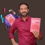 Pere Estupinyà sosteniendo su libro “La Ciencia del Sexo” rodeado de juguetes sexuales, con detalles del evento S=EX² en OPEN-MINDED Club, Valencia