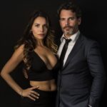 Pareja liberal en Valencia disfrutando de una velada elegante