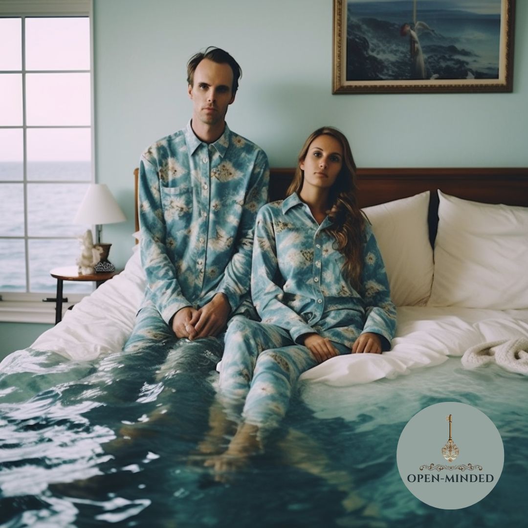 Pareja liberal disfrutando junta antes de cruzar la puerta de OPEN-MINDED — la complicidad se construye fuera del club