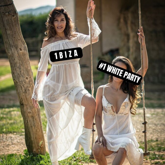 Mujer en vestido blanco ibicenco en la fiesta 1BIZA en Valencia