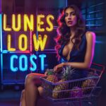 Mujer en un carrito de compras con piñas, con el cartel de Lunes Low Cost de fondo en Open-Minded Valencia