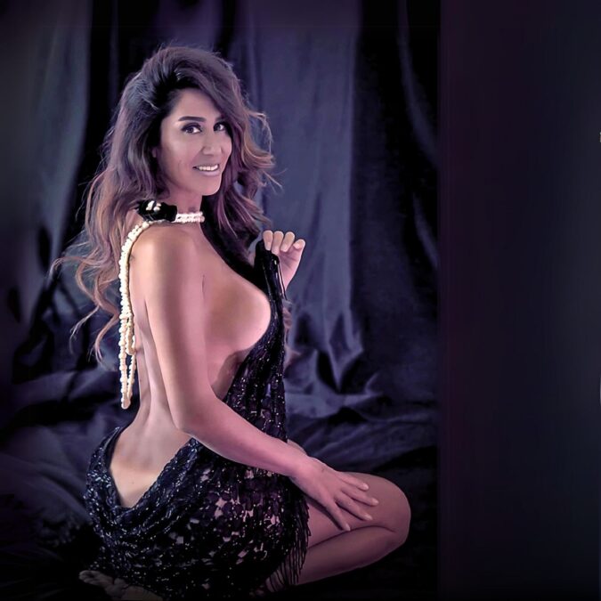 Mujer en lencería negra posando en fondo oscuro, representando el estilo erótico y seductor del club swinger