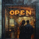 Pareja de pie frente a una ventana con el cartel ‘OPEN’, observando el interior iluminado, mientras la lluvia cae sobre el cristal.