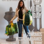 Grace, presidenta de OPEN-MINDED, sostiene bolsas con ropa para el Mend in Public Day Valencia del sábado 25 de abril