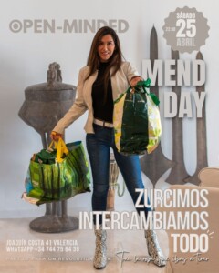 Grace, presidenta de OPEN-MINDED, sostiene bolsas con ropa para el Mend in Public Day Valencia del sábado 25 de abril