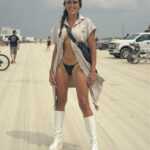 Integrante de OPEN-MINDED en el desierto de Black Rock City durante Burning Man