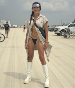 Integrante de OPEN-MINDED en el desierto de Black Rock City durante Burning Man