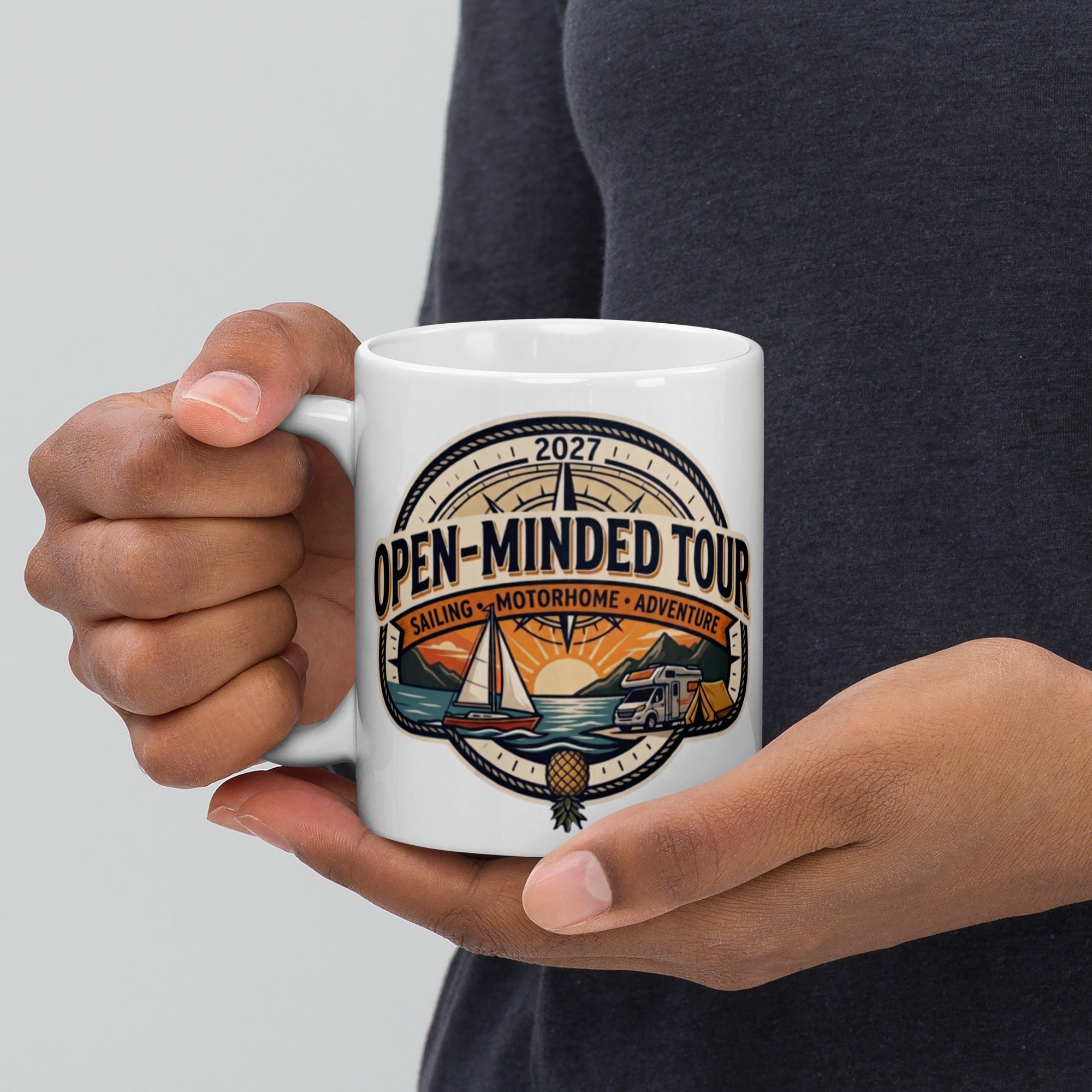 OPEN-MINDED TOUR 2027 Taza blanca brillante - Imagen 5