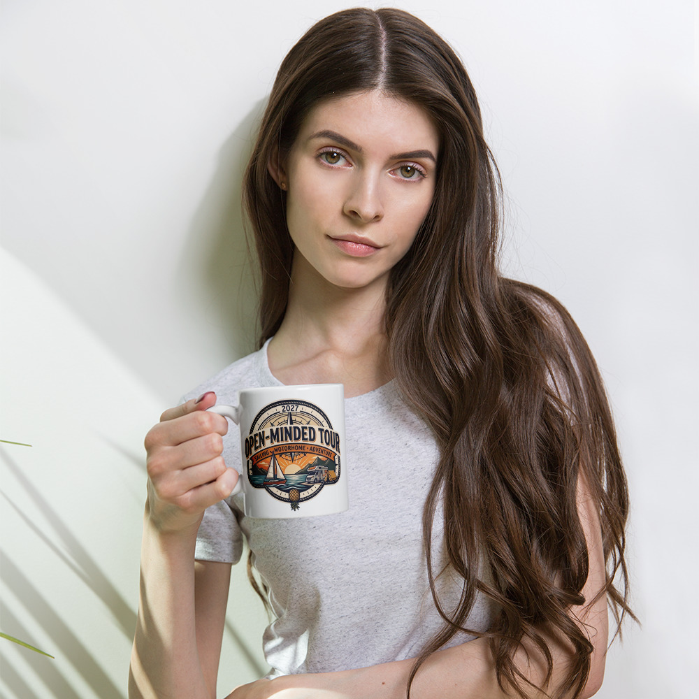 OPEN-MINDED TOUR 2027 Taza blanca brillante