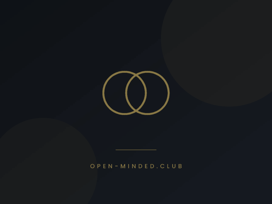 Logotipo dorado formado por dos aros entrelazados sobre fondo oscuro, con el texto OPEN-MINDED.CLUB centrado en la parte infe