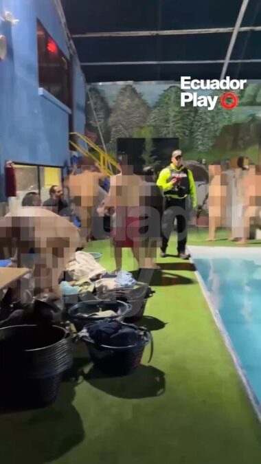 Fotograma del vídeo de Ecuadorplay: un agente de control junto a la piscina del local, con las personas asistentes pixeladas